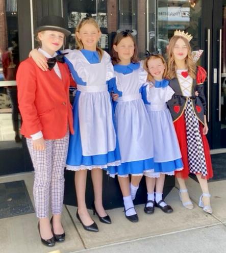 Multiple Alices in Alice in Wonderland