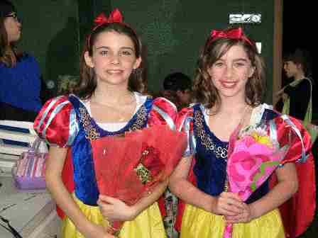 A Christmas Snow White!  Christmas Musical for Kids!