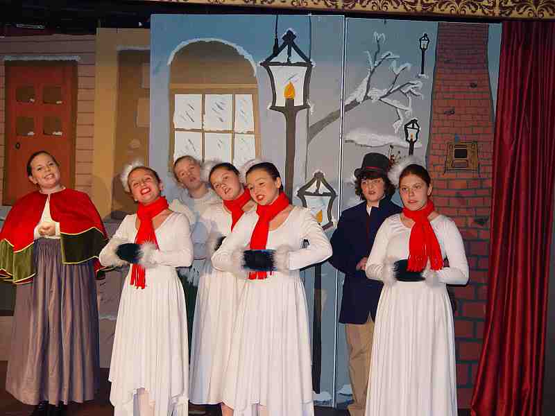 Kids and Audience Sing Christmas Carols Together!